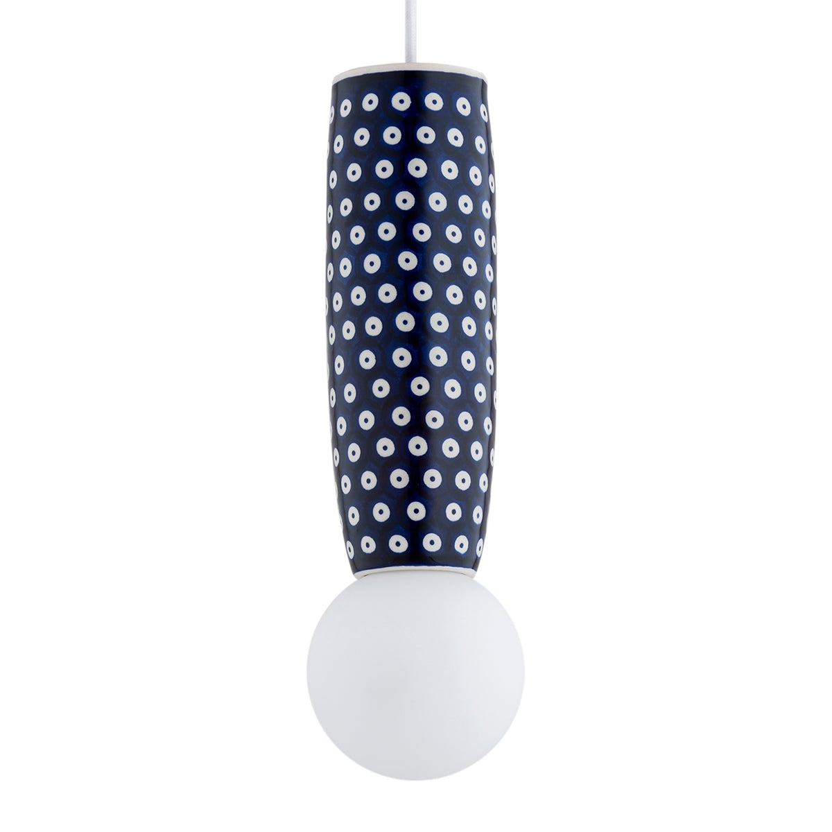 Plan serré sur l'abat-jour cylindrique bleu à pois blancs et sa boule