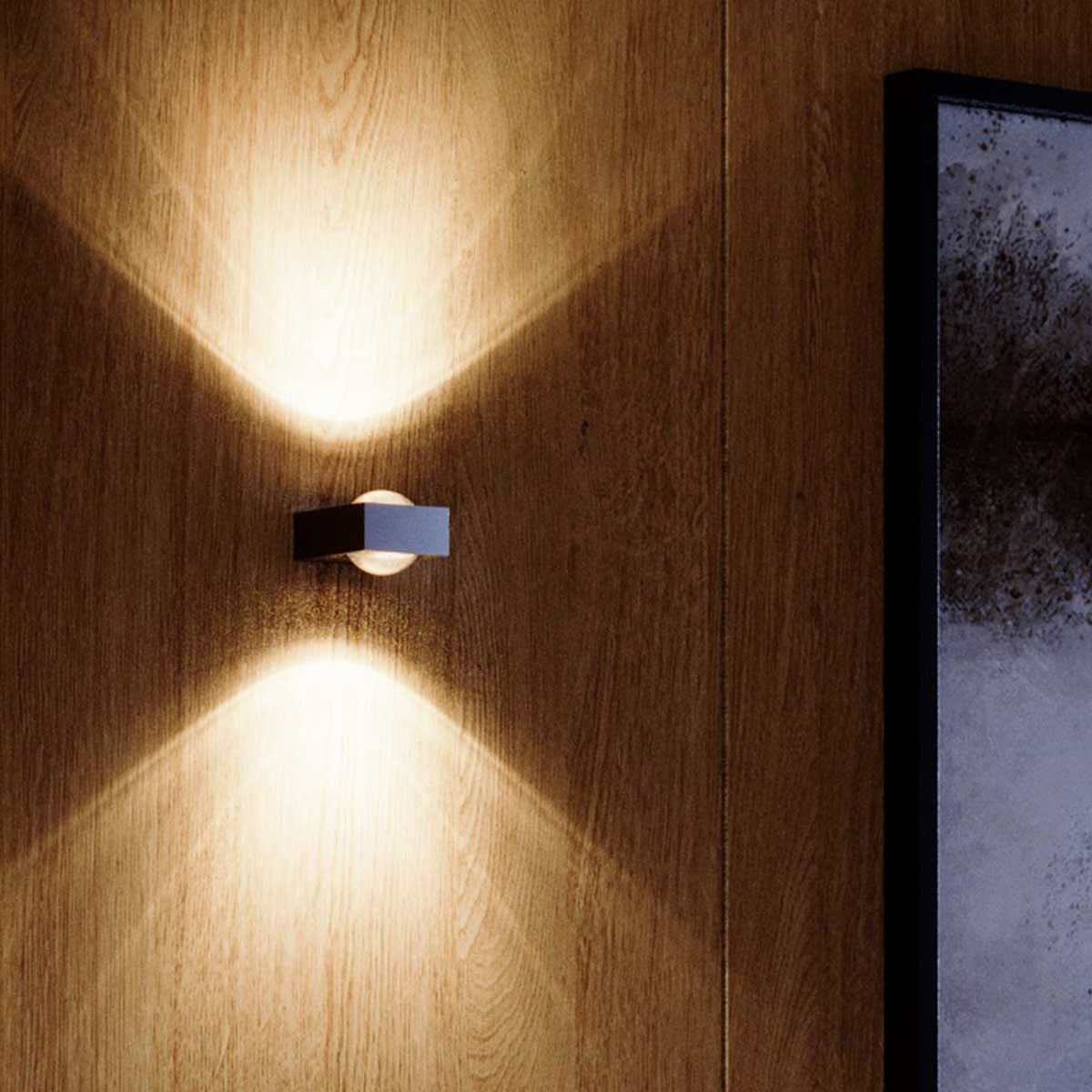 Gros plan de face sur bois, faisceaux lumineux en cônes opposés au-dessus et en dessous.