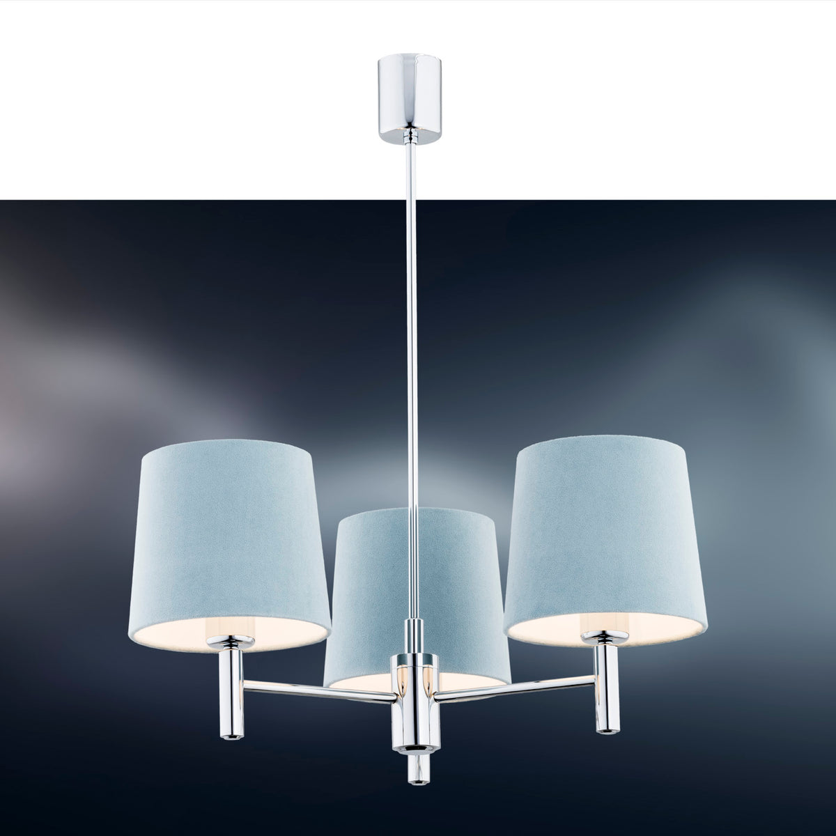 Même luminaire en ambiance sombre, abat-jours bleu clair et reflets chromés