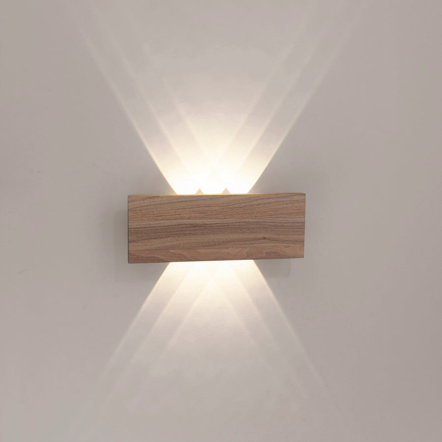 Vue de face de l'applique en bois fixée au mur, éclairage haut et bas