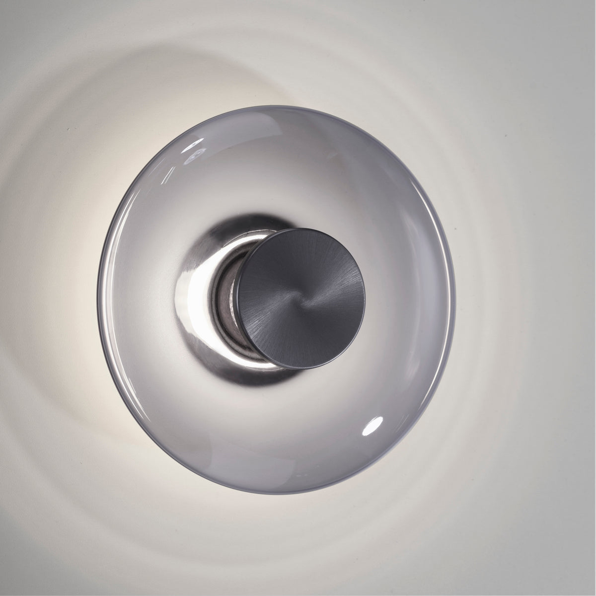 Vue plongeante sur le disque de verre projetant un halo lumineux