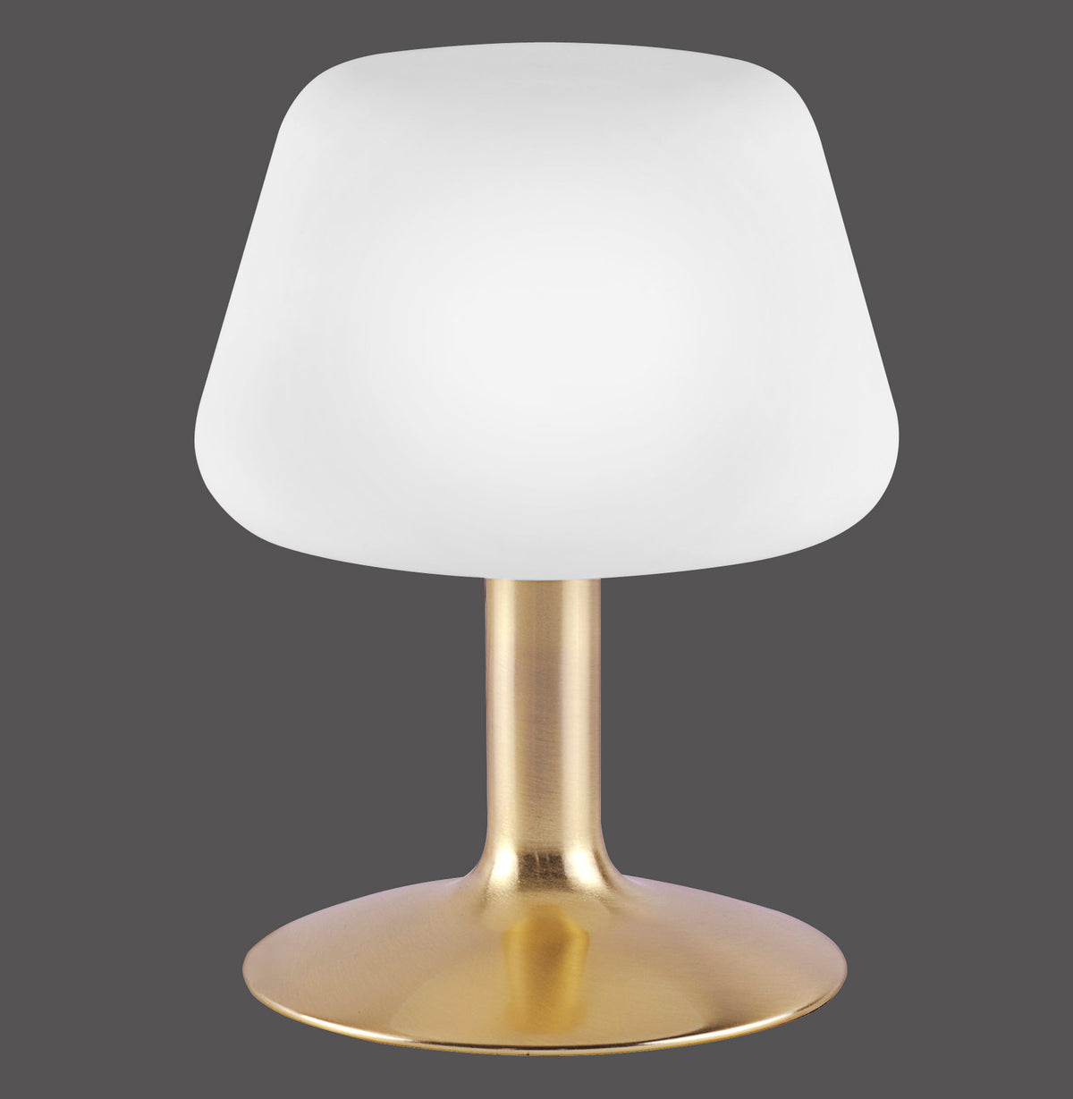 Lampe à poser de face, verre opalin blanc et piètement laiton mat sur fond sombre.