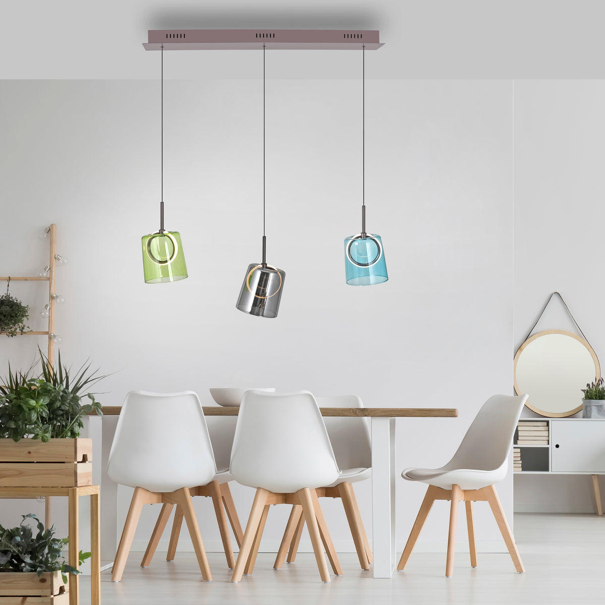 Mise en ambiance au-dessus d'une table de salle à manger avec chaises blanches et bois clair