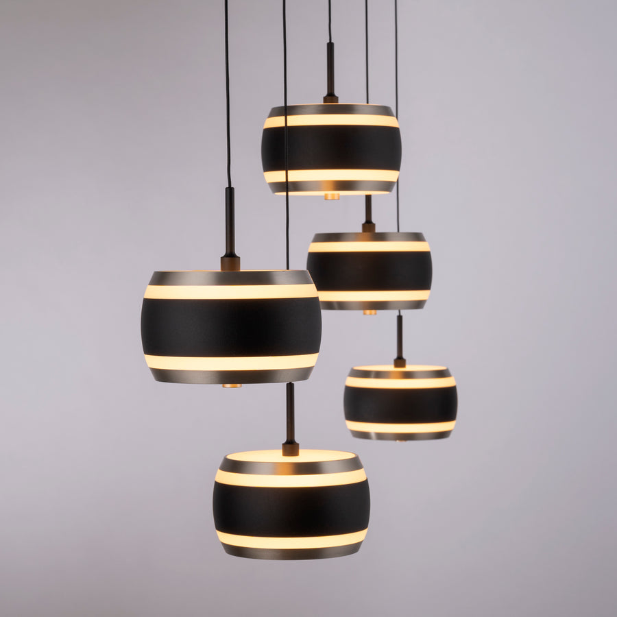 Détail rapproché des abat-jours noirs et de leurs anneaux lumineux dorés