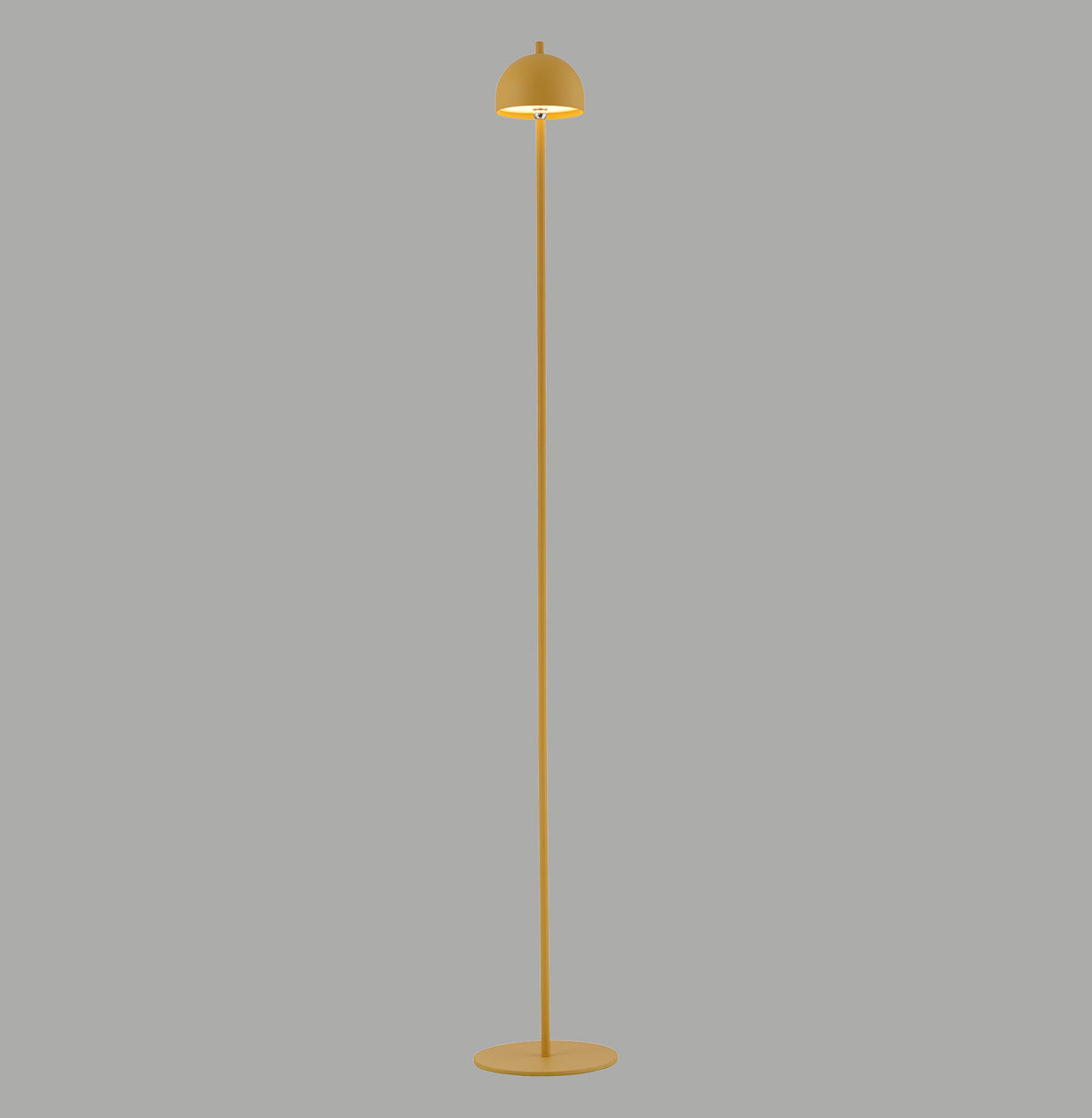 Lampadaire jaune moutarde vu de face sur fond gris neutre, vue d'ensemble