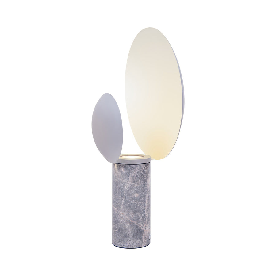 Produit de face sur fond blanc, lampe à poser en marbre gris et disques orientables.