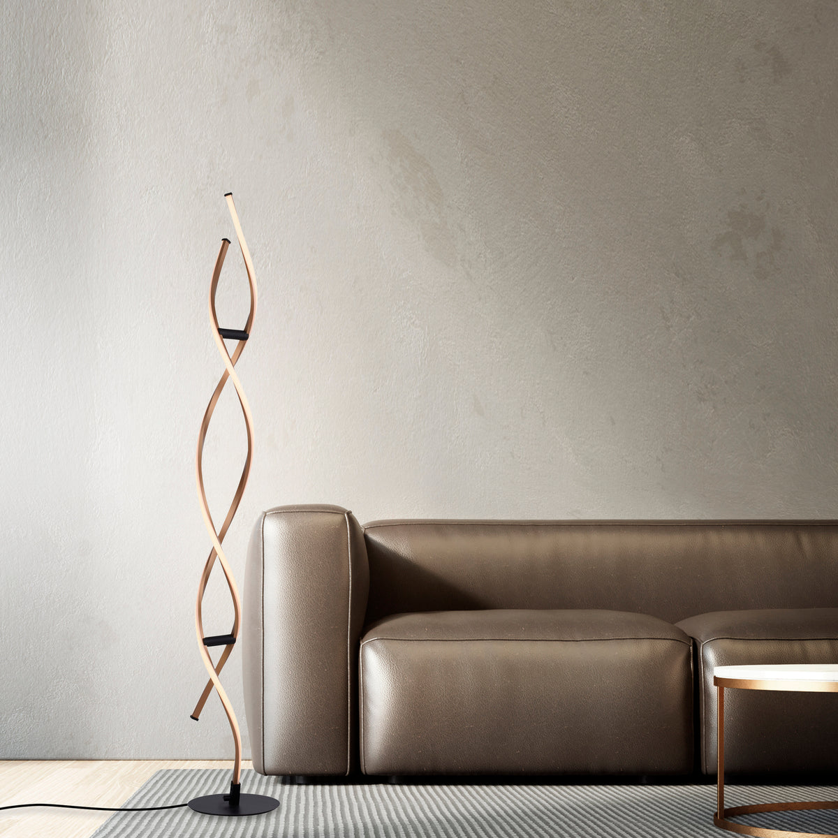 Mise en ambiance du lampadaire doré près d'un canapé en cuir beige