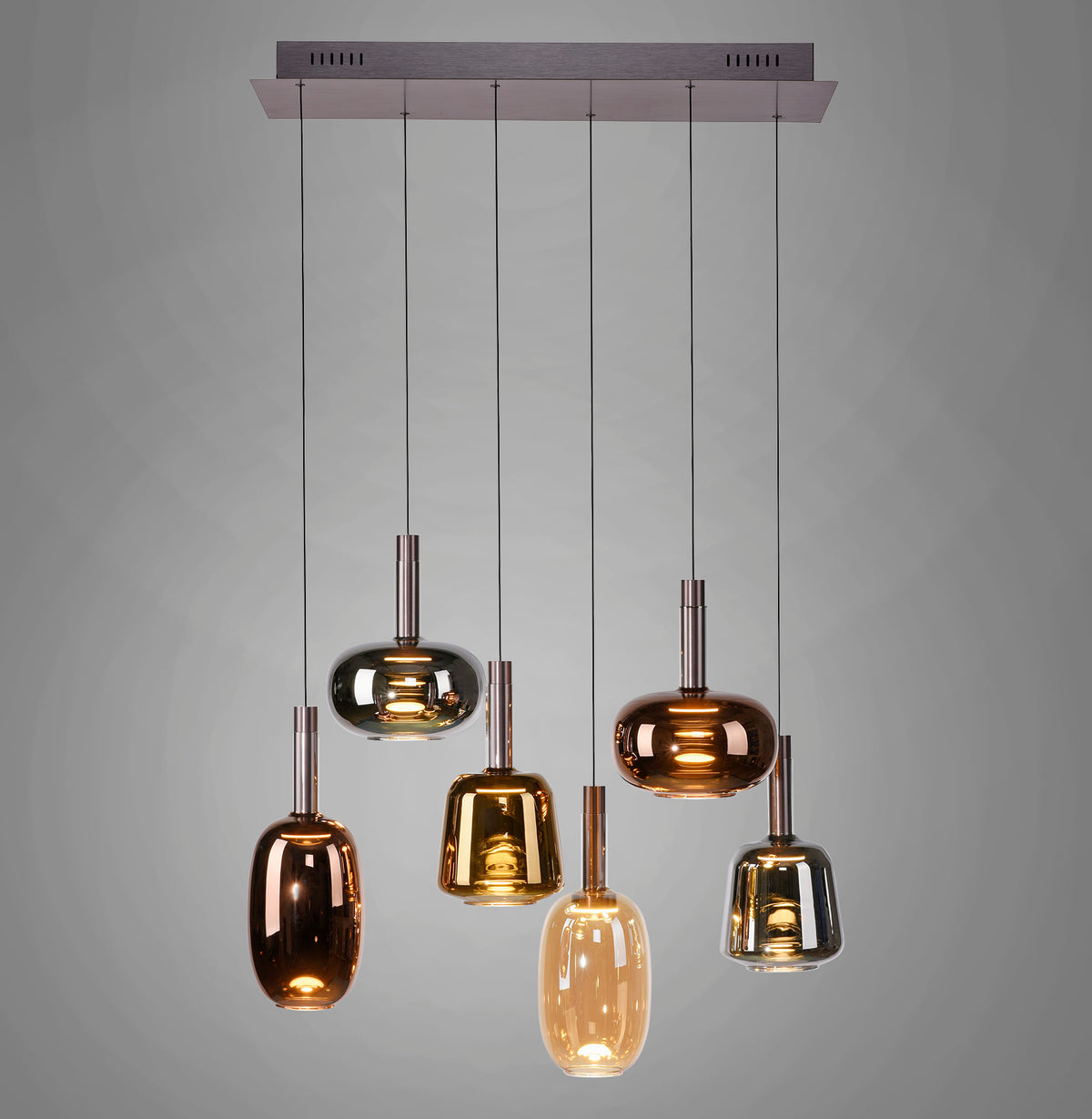 Vue d'ensemble sur fond gris de six suspensions en verre iridescent.