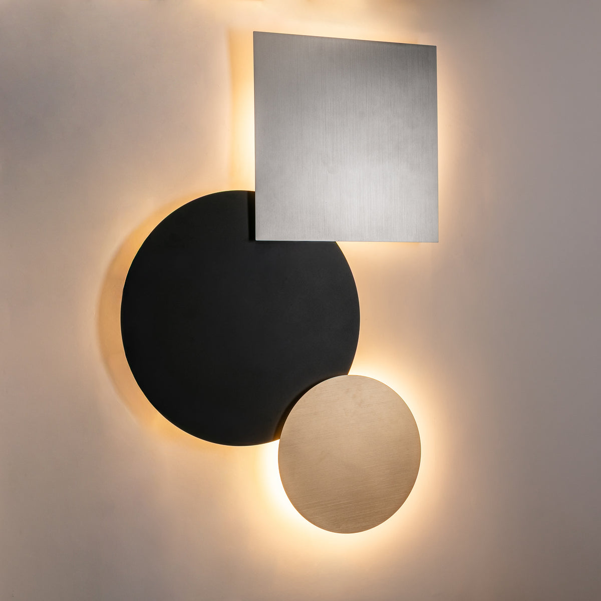 Mise en ambiance du luminaire allumé diffusant un halo doré sur le mur