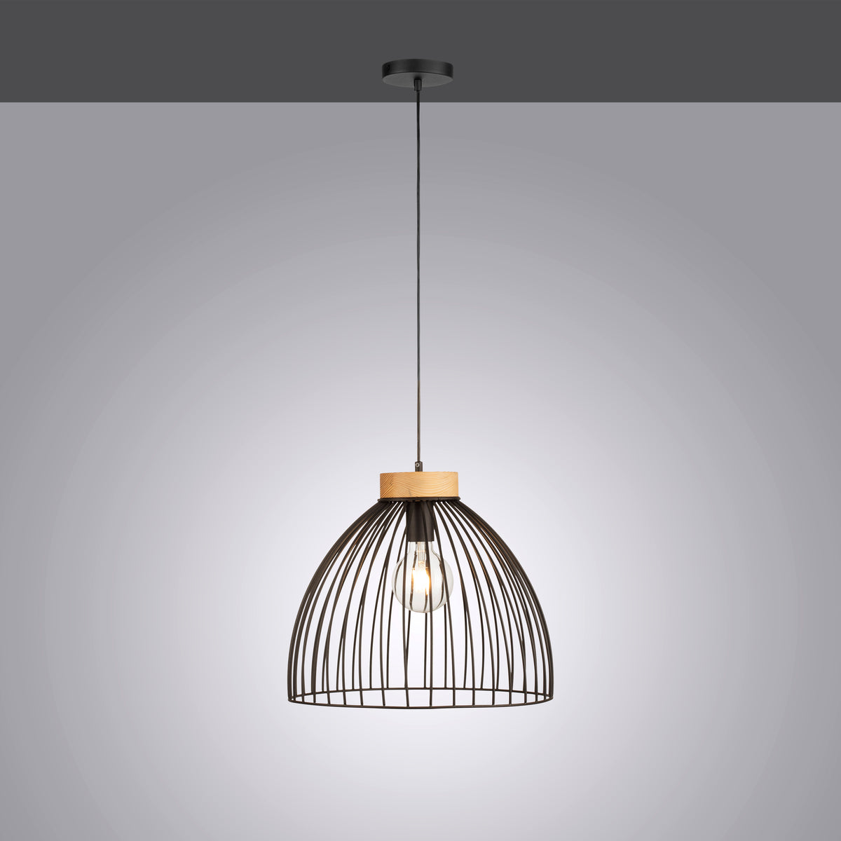 Suspension allumée sur fond gris dégradé, montrant la lumière diffusée par l'ampoule.