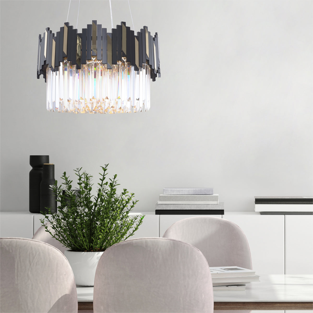 Mise en ambiance du luminaire au-dessus d'une table avec chaises et plante