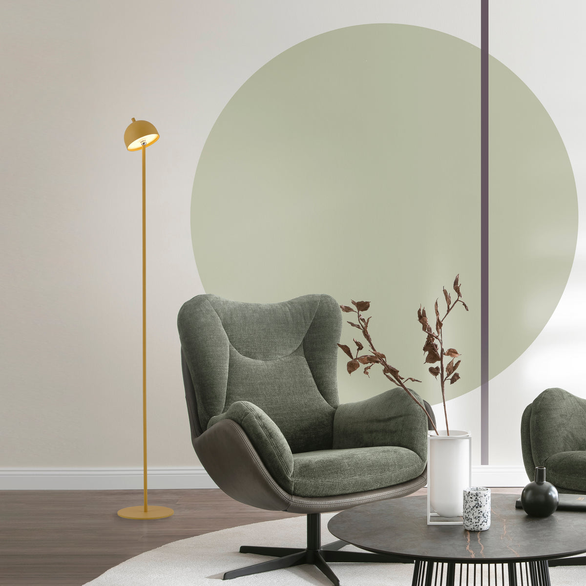 Mise en ambiance du lampadaire près d'un fauteuil vert dans un salon