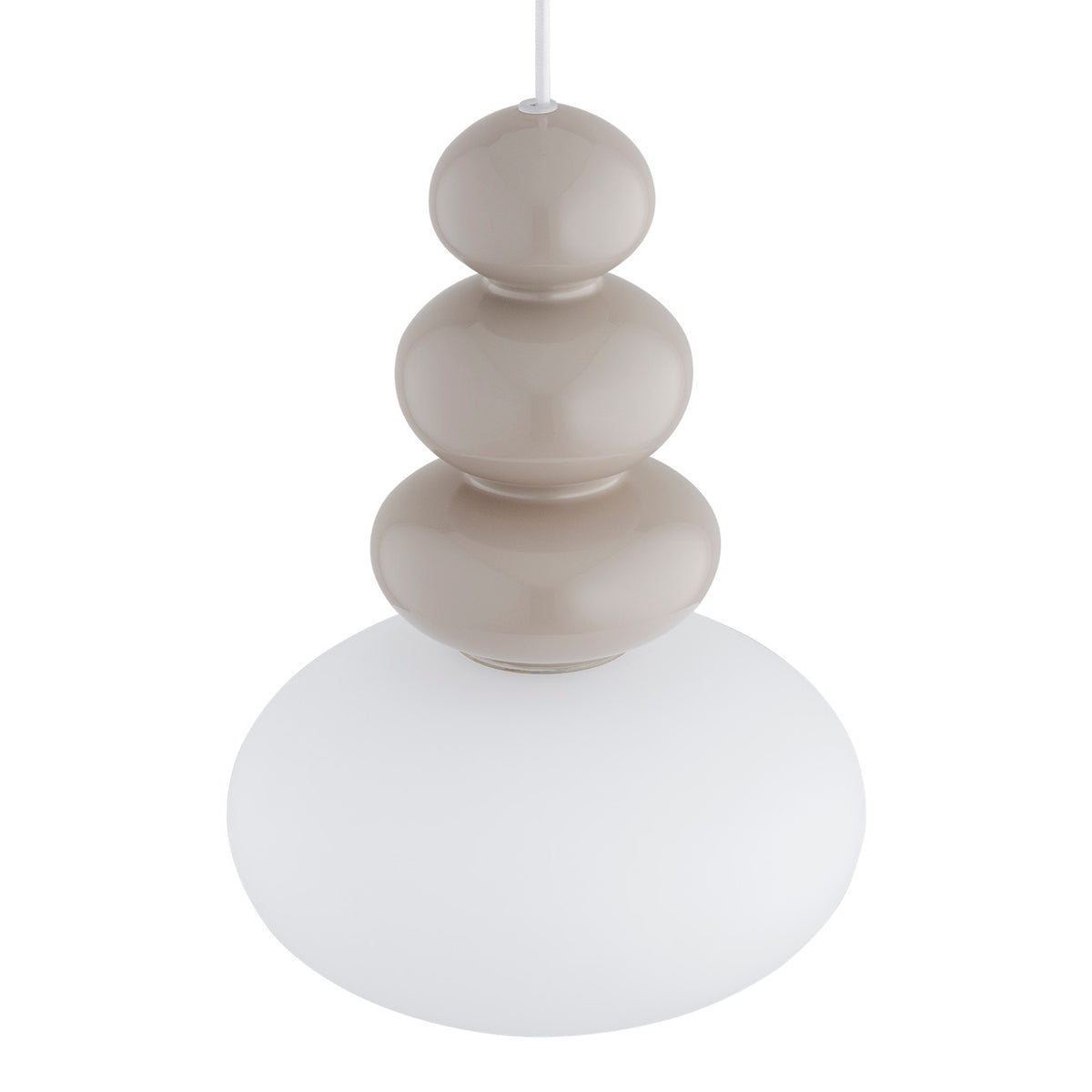 Détail du haut de la suspension : trois éléments en céramique beige et diffuseur blanc.