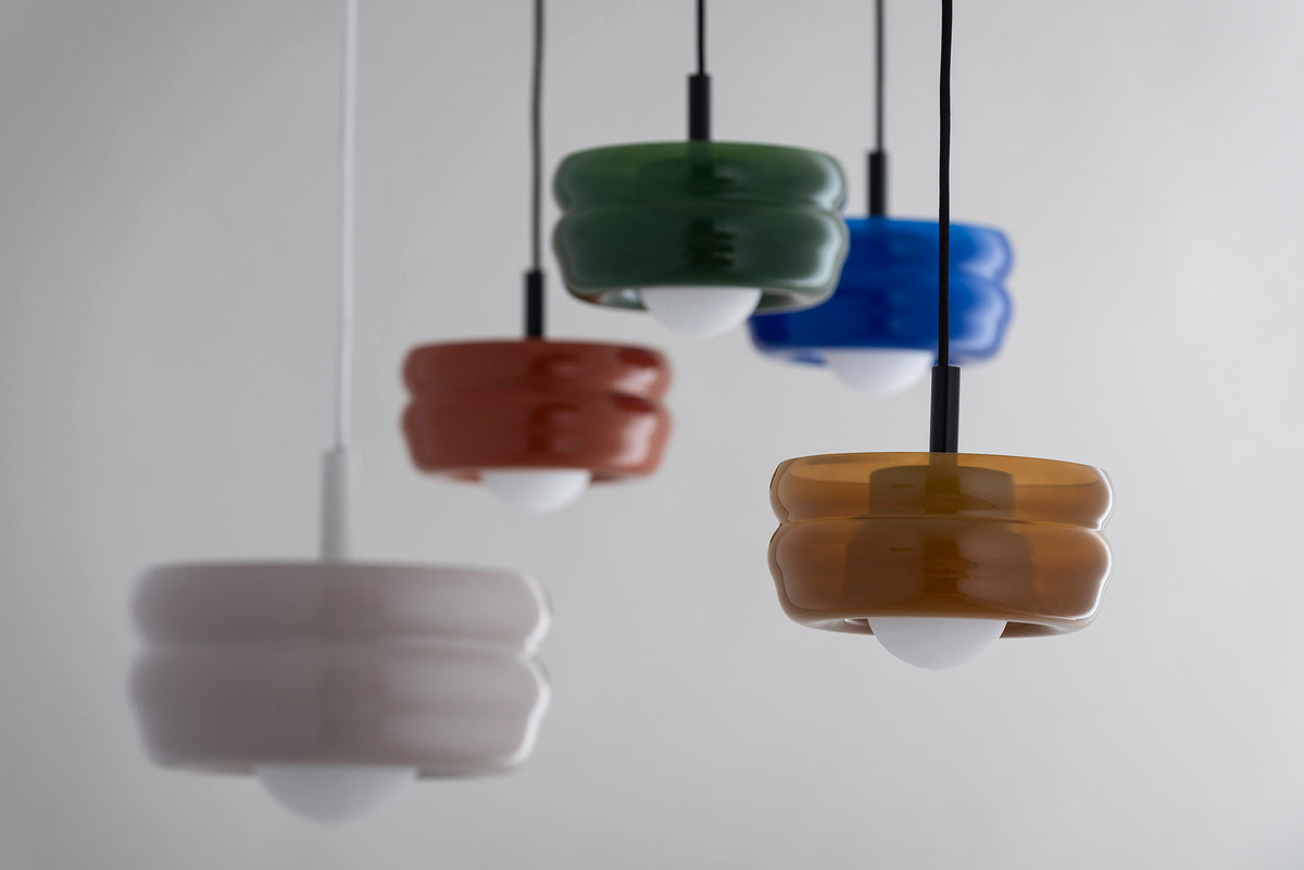 Plusieurs suspensions colorées floues en verre ou céramique brillante