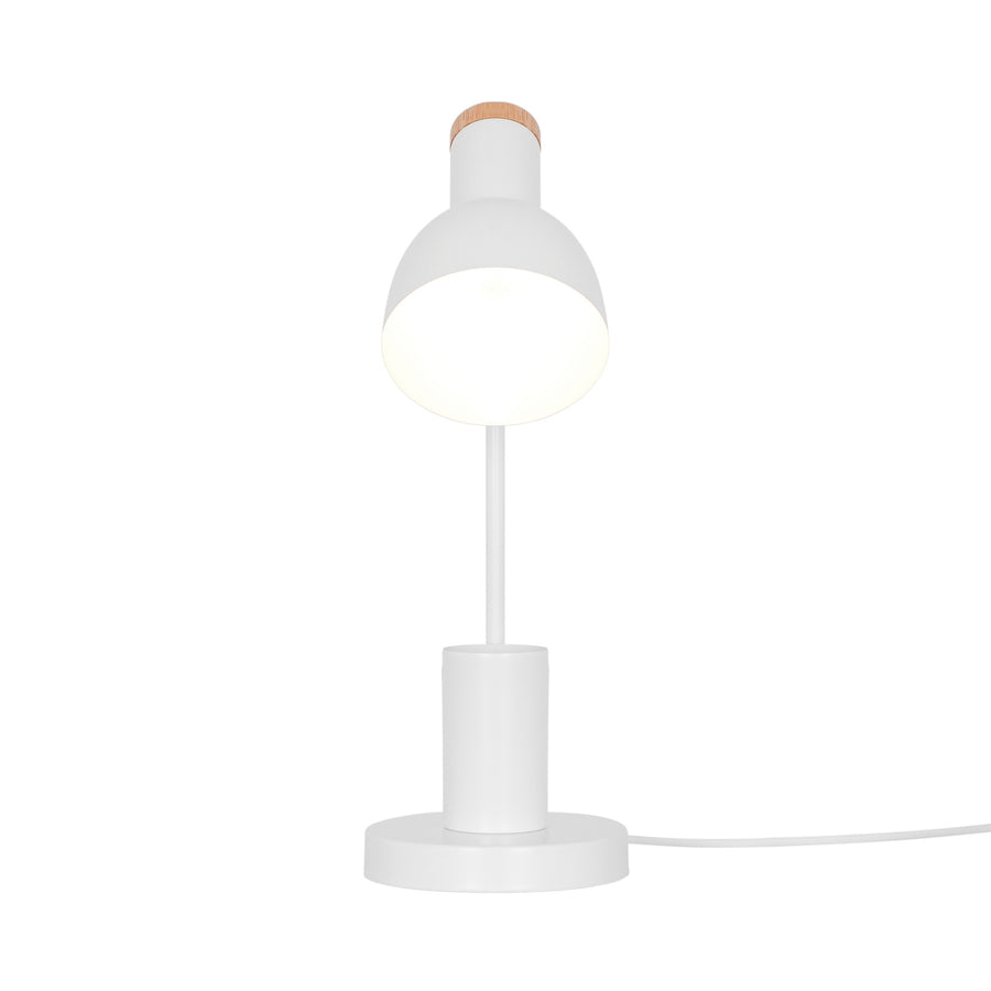 Vue de face de la lampe blanche, abat-jour conique éclairé vers l'avant