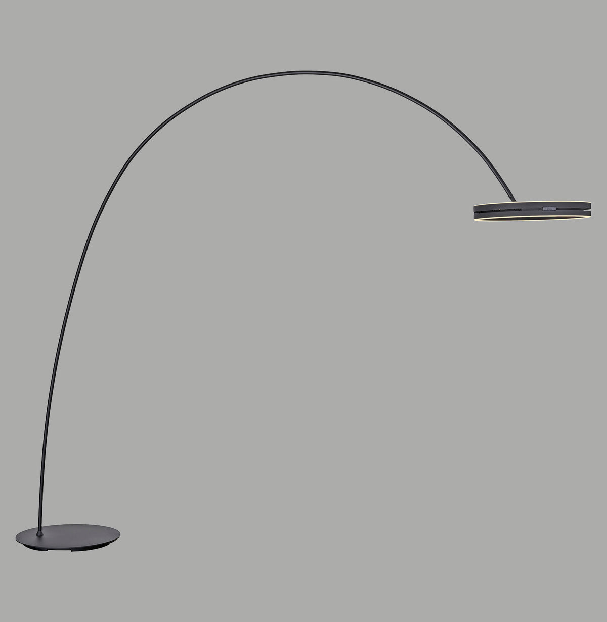 Lampadaire noir au long bras arqué terminé par une tête annulaire plate, sur fond gris