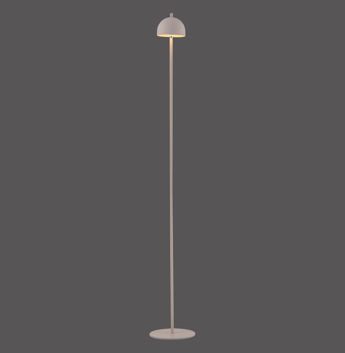 Lampadaire beige de face sur fond gris, abat-jour dôme et long pied fin.