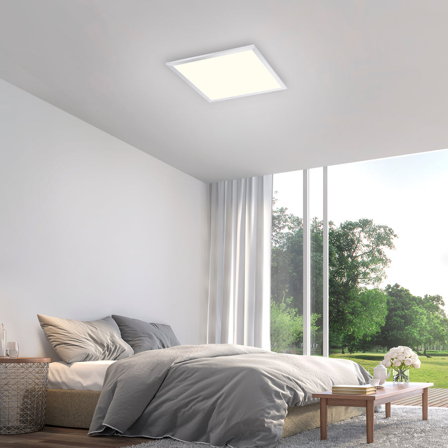 Plafonnier carré blanc allumé au plafond dans une chambre lumineuse