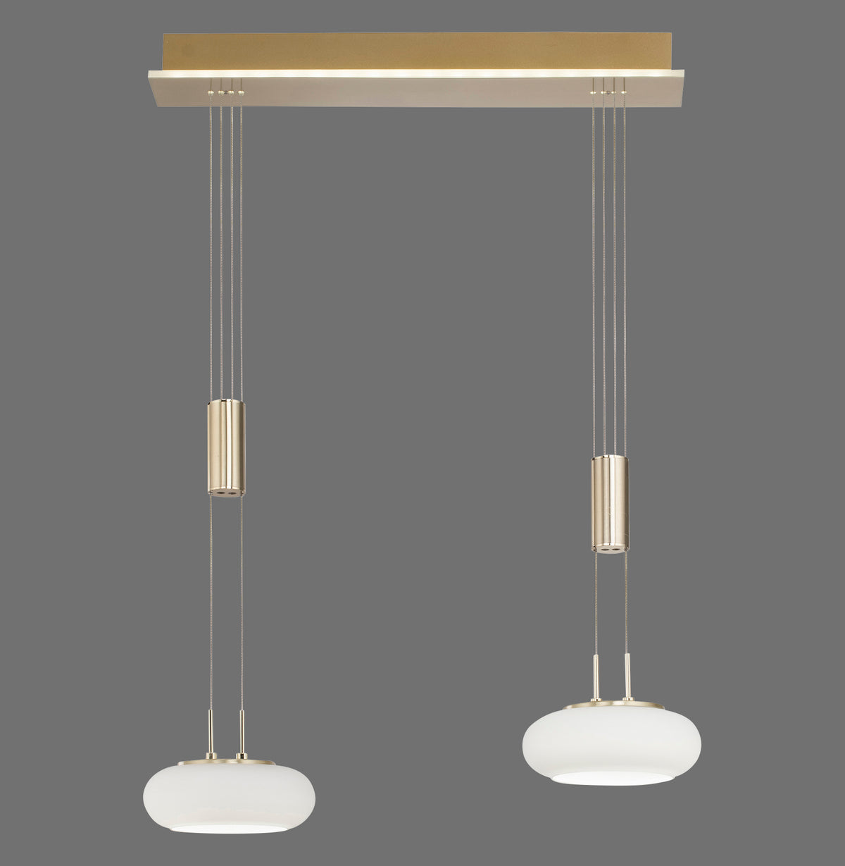 Suspension laiton mat avec deux diffuseurs verre opalin blanc sur rail rectangulaire, fond gris