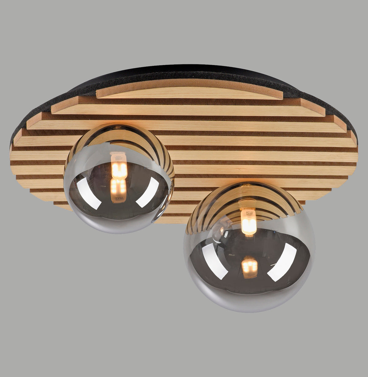 Vue de face du plafonnier ovale en bois lamellé avec deux globes de verre fumé