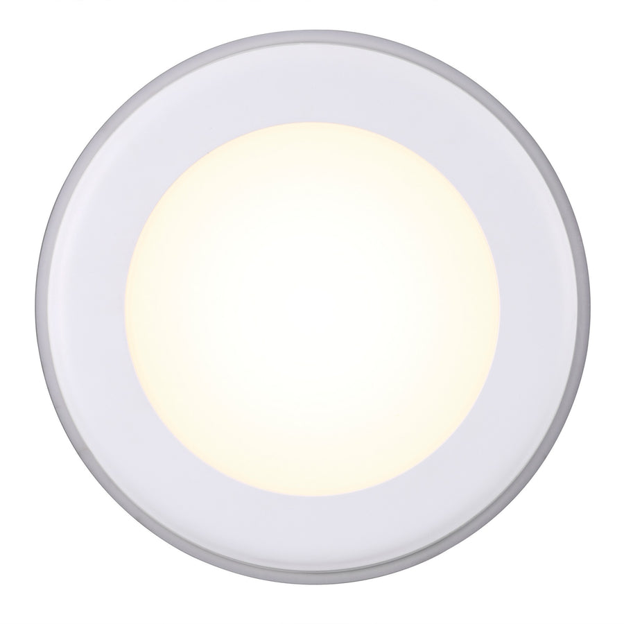 Luminaire allumé de face montrant la diffusion homogène de lumière chaude