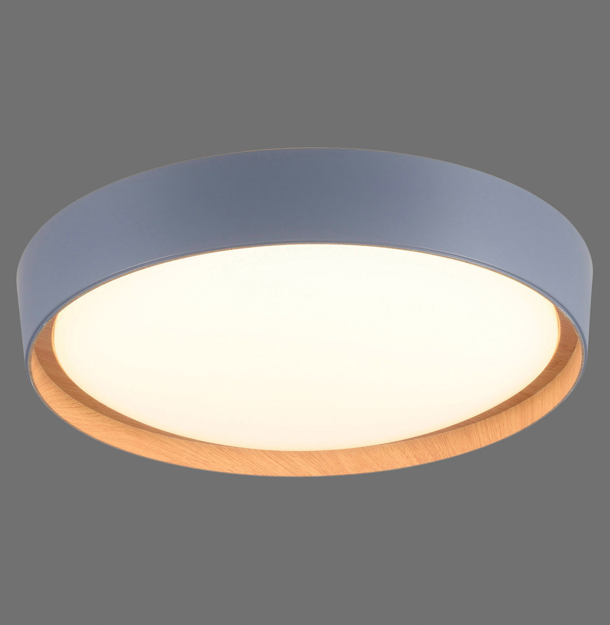 Plafonnier rond gris bleuté vu de biais, large bord intérieur en bois clair