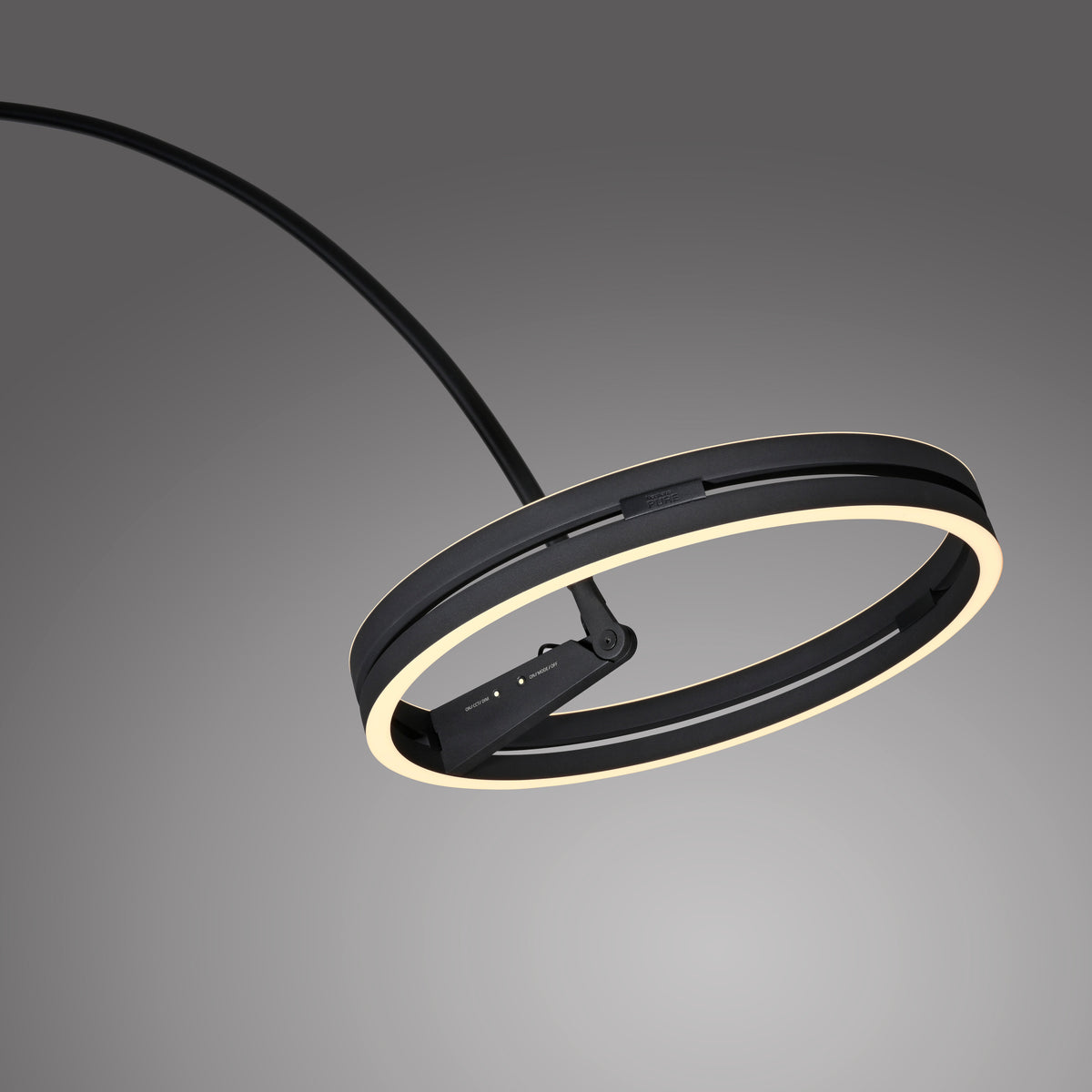 Détail rapproché de la tête annulaire noire avec joint orientable et bandeau LED