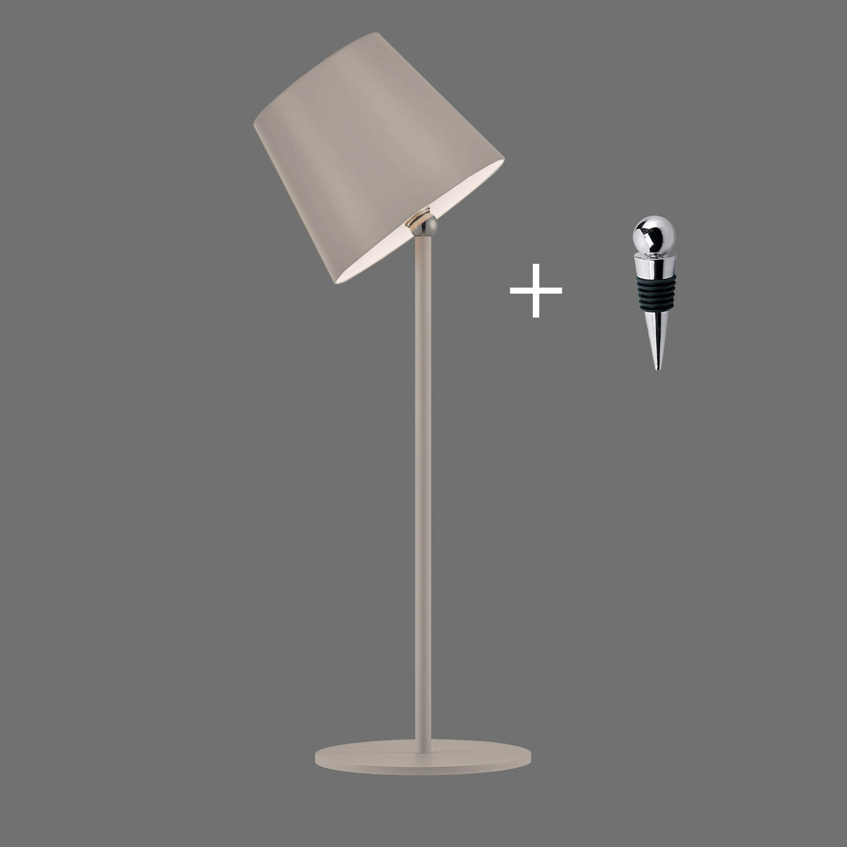 Lampe à poser beige inclinée et bouchon de bouteille chromé sur fond gris.