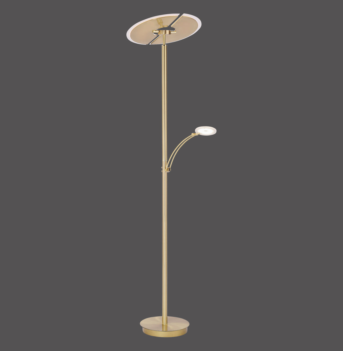 Lampadaire laiton mat vu de face sur fond gris foncé, avec bras de lecture courbé.