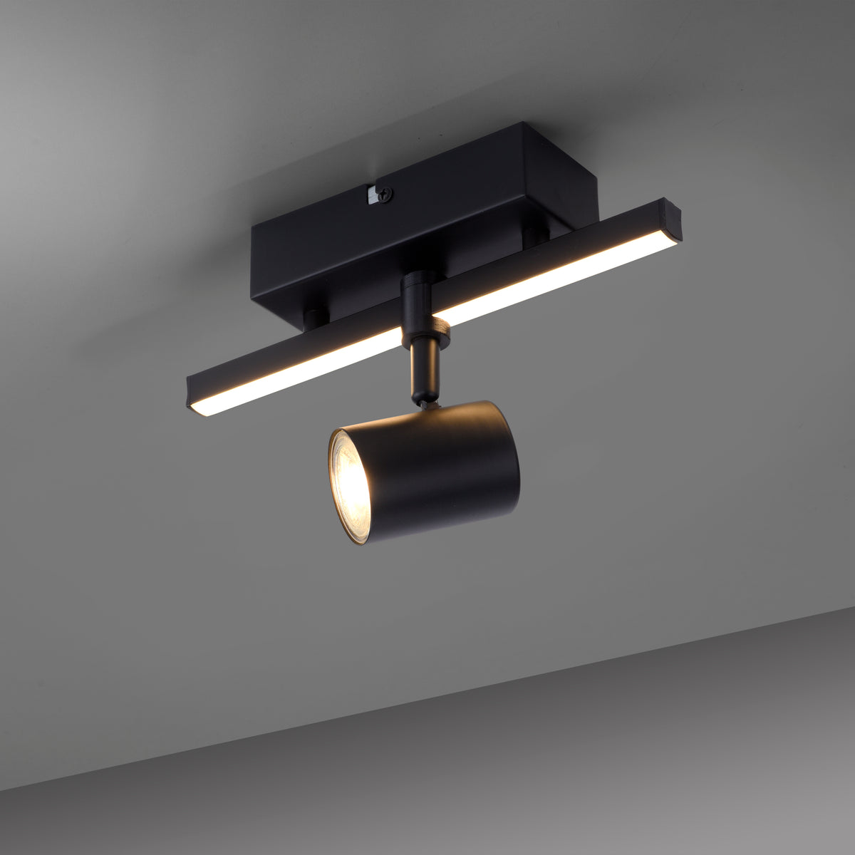 Gros plan du plafonnier allumé montrant le spot orientable et la barre LED