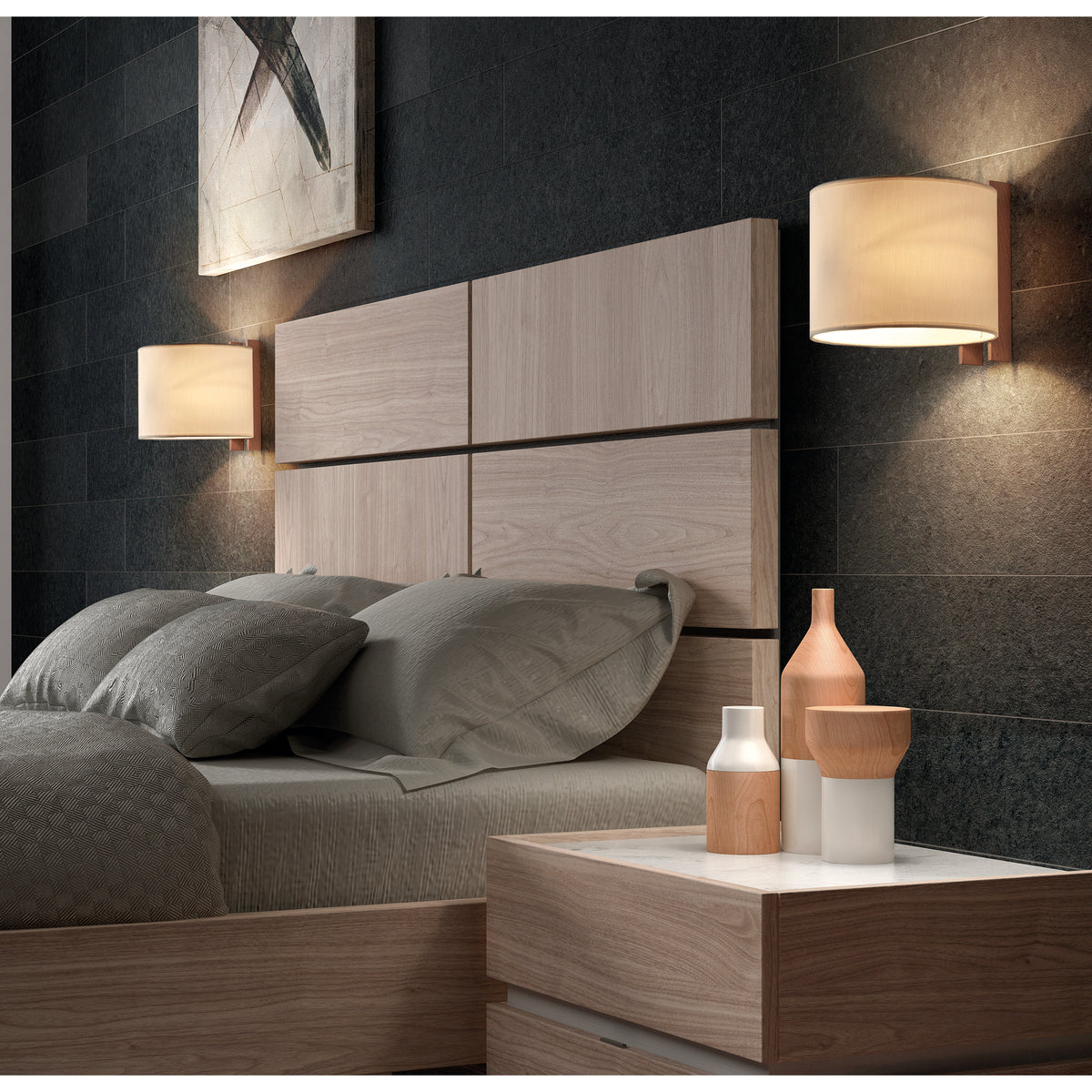 Mise en ambiance dans une chambre, deux appliques éclairant une tête de lit en bois clair.
