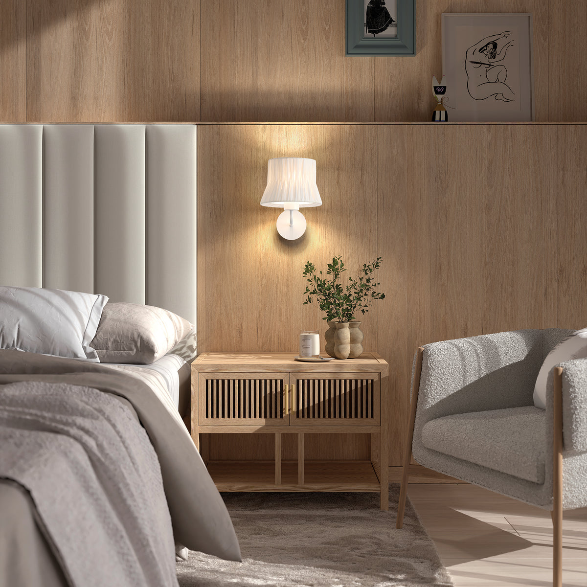 Mise en ambiance chambre, applique blanche allumée au-dessus de la table de nuit