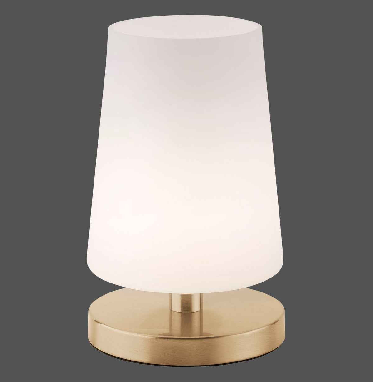 Lampe à poser de face, abat-jour conique en verre opale et socle rond en laiton brossé