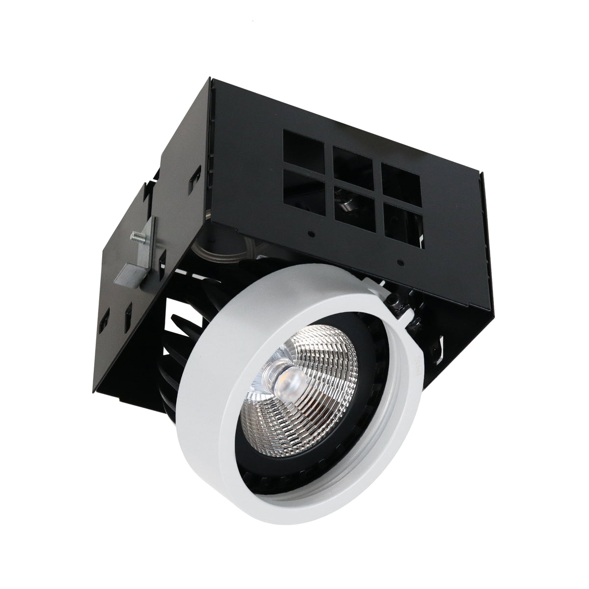 Spot encastrable orientable blanc vu de trois quarts, avec dissipateur noir et LED intégrée.