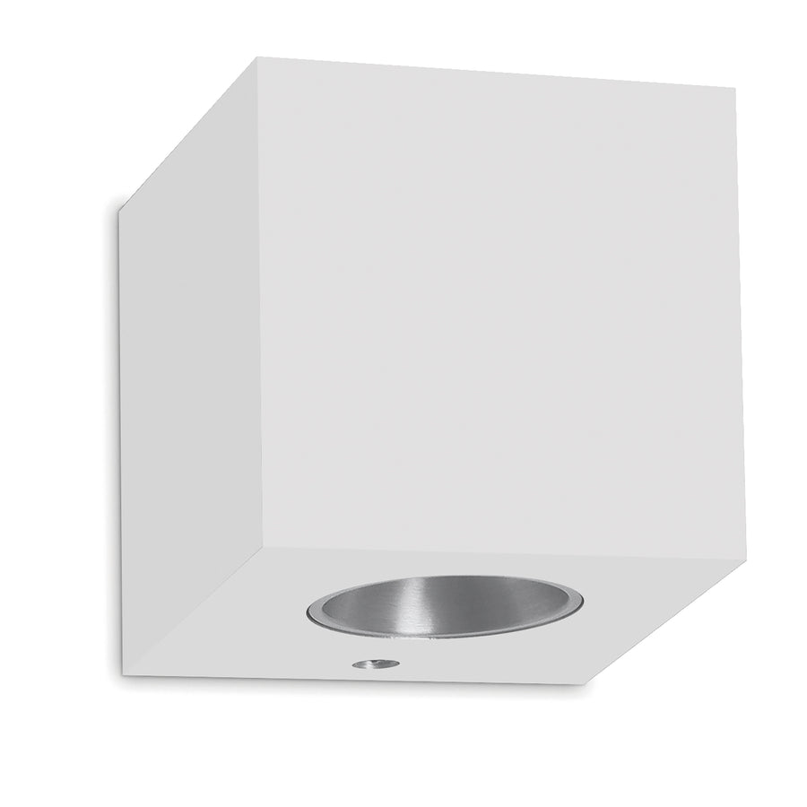 Version blanche de l'applique cube, vue rapprochée montrant la finition mate.