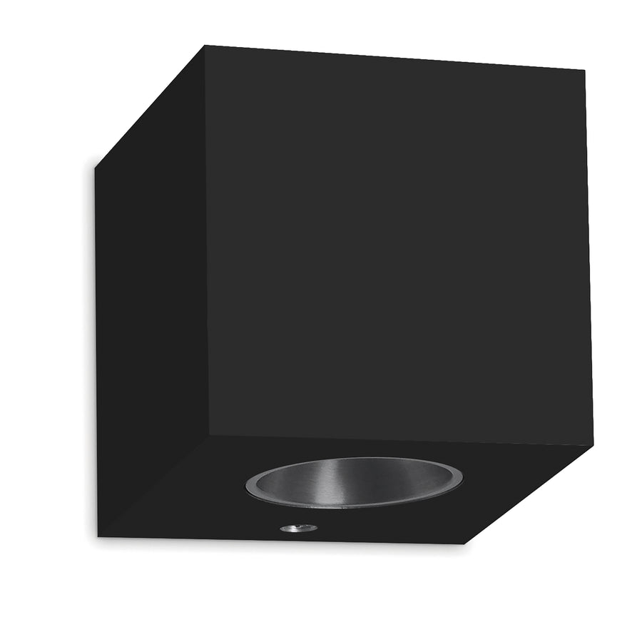 Version noire de l'applique cube, angle mettant en valeur la sortie de lumière.