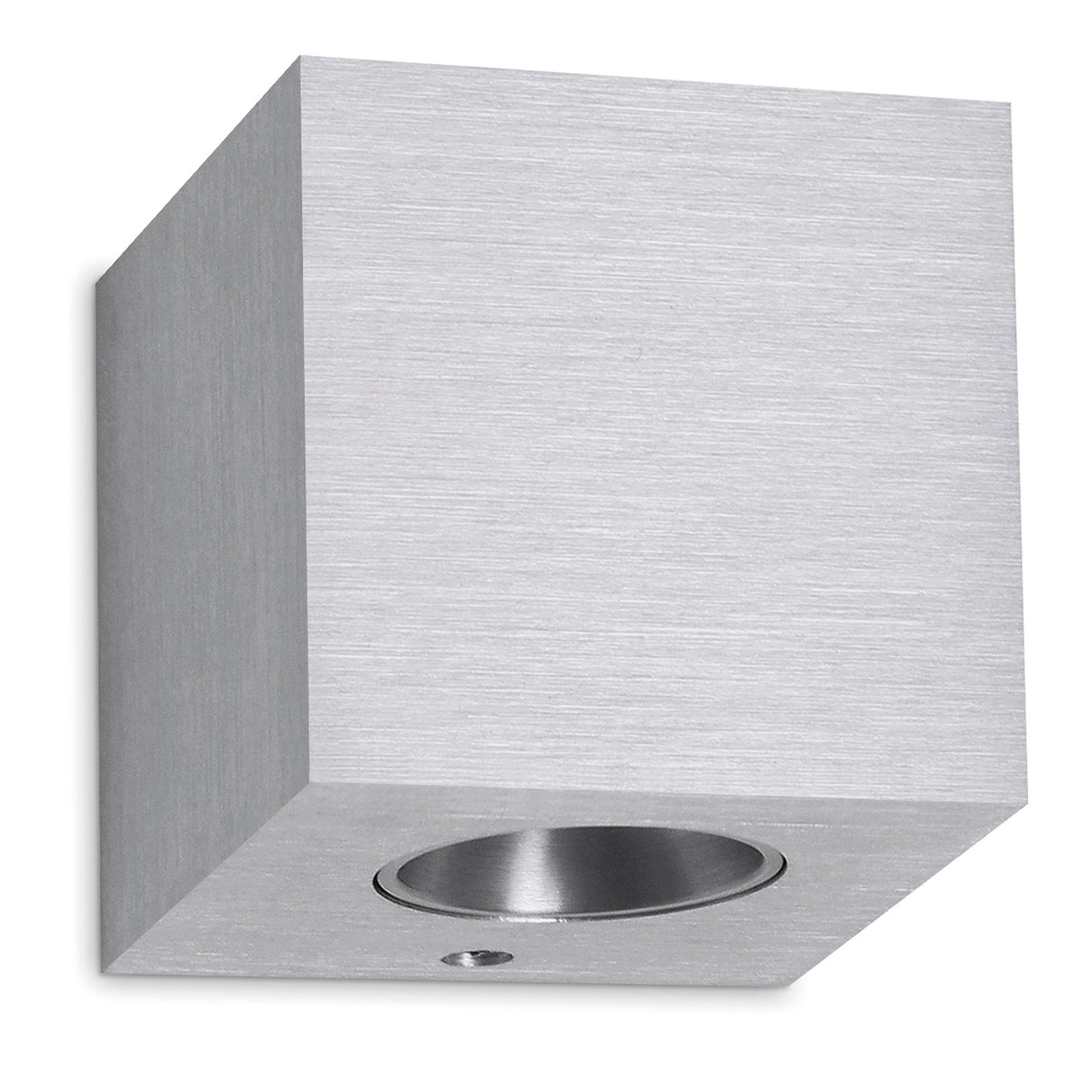 Applique murale cube en aluminium brossé, vue de trois quarts avec sortie lumineuse circulaire.
