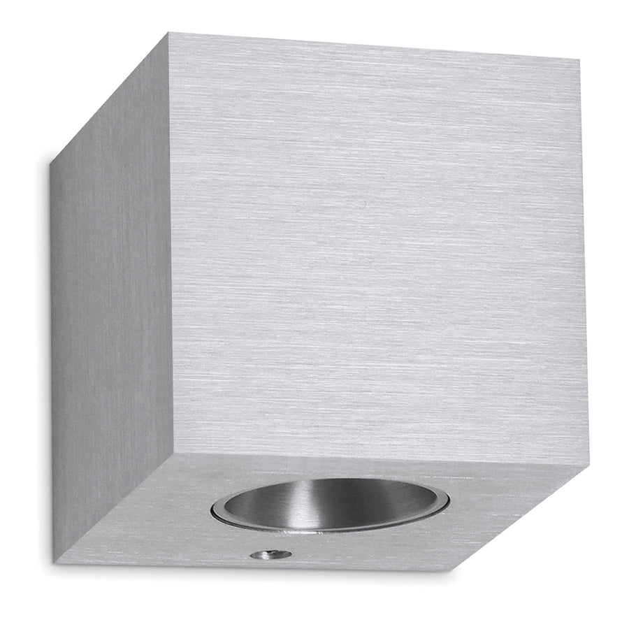 Vue de face de l'applique cubique en aluminium brossé, sortie basse lumière