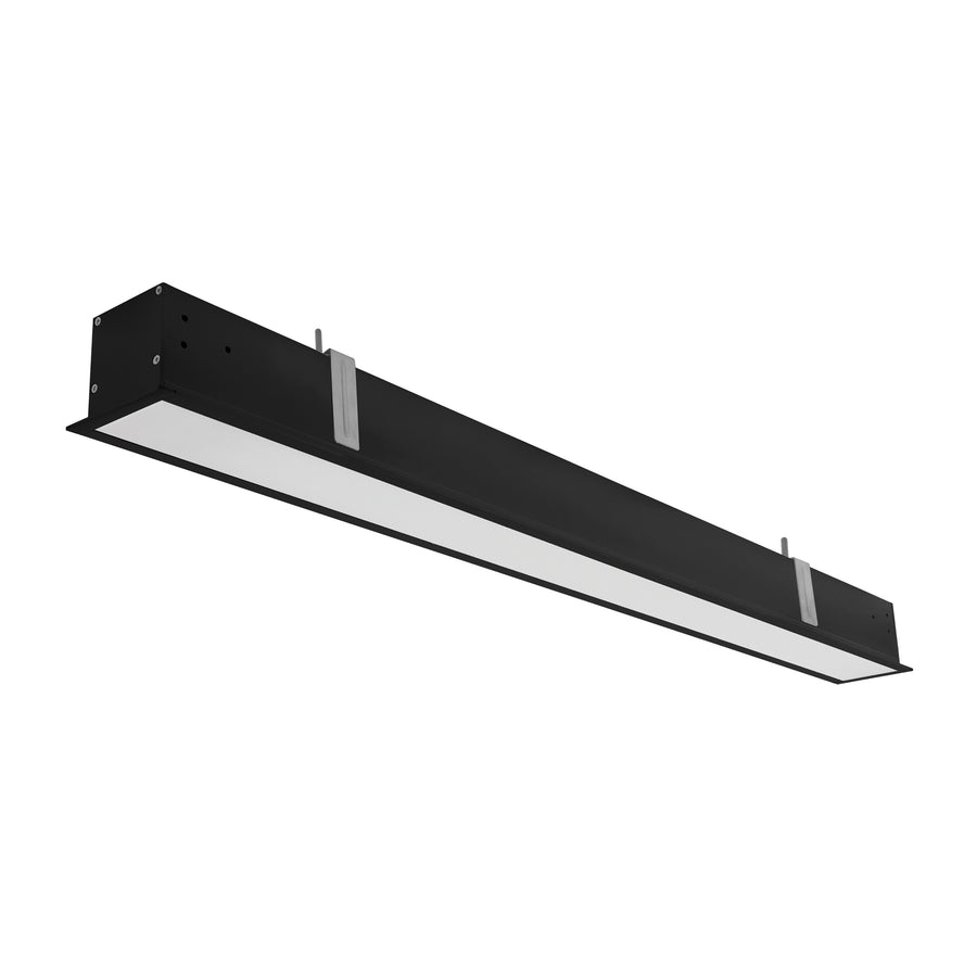 Luminaire linéaire noir en perspective, corps fin et large diffuseur blanc contrasté.