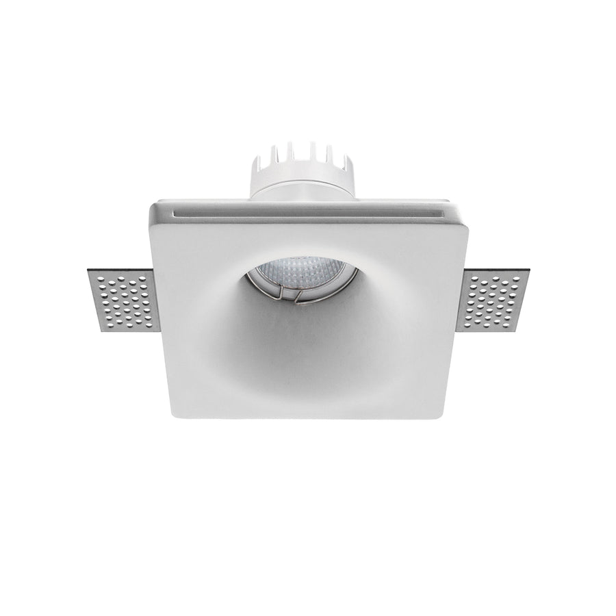 Spot encastrable carré blanc vu de face, optique ronde et ailettes de refroidissement.