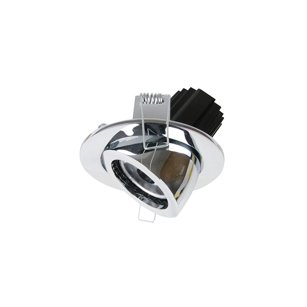 Spot encastrable chromé orientable vu de trois quarts avec dissipateur noir et ressorts.