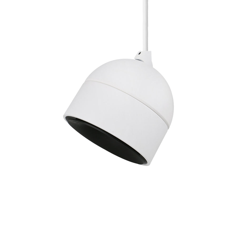 Gros plan sur l'abat-jour blanc incliné et son intérieur sombre.