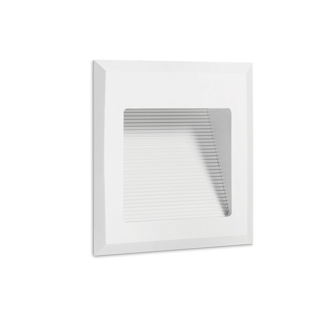 Version blanche du spot carré encastrable, face avant et grille horizontale.