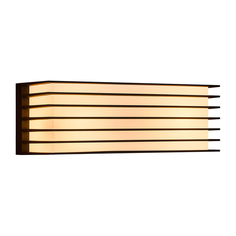 Vue rapprochée de l'applique noire, lattes horizontales et lumière chaude tamisée.