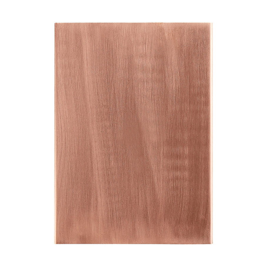 Face avant du boîtier rectangulaire avec finition cuivre brossée aux stries verticales