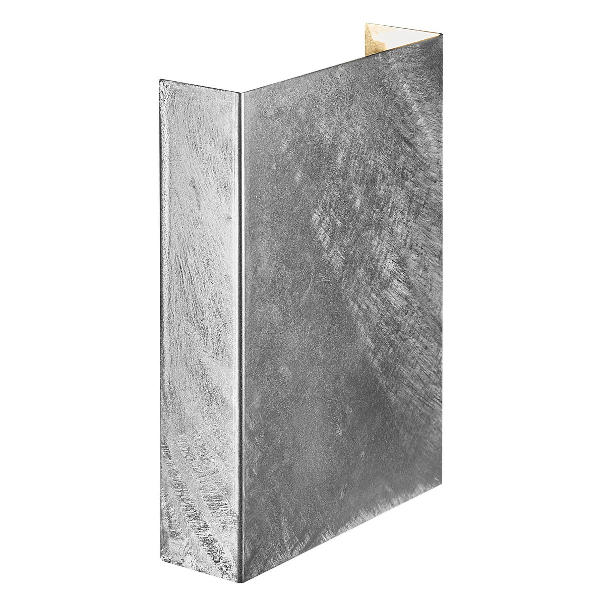 Applique murale rectangulaire en acier galvanisé, vue de trois quarts avec lumière chaude.