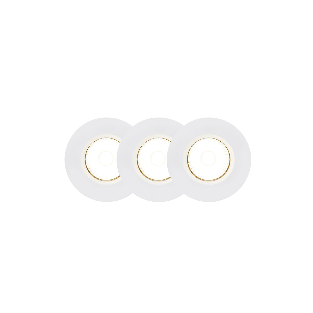 Trois spots encastrables LED blancs alignés, vus de face avec halo lumineux chaud.
