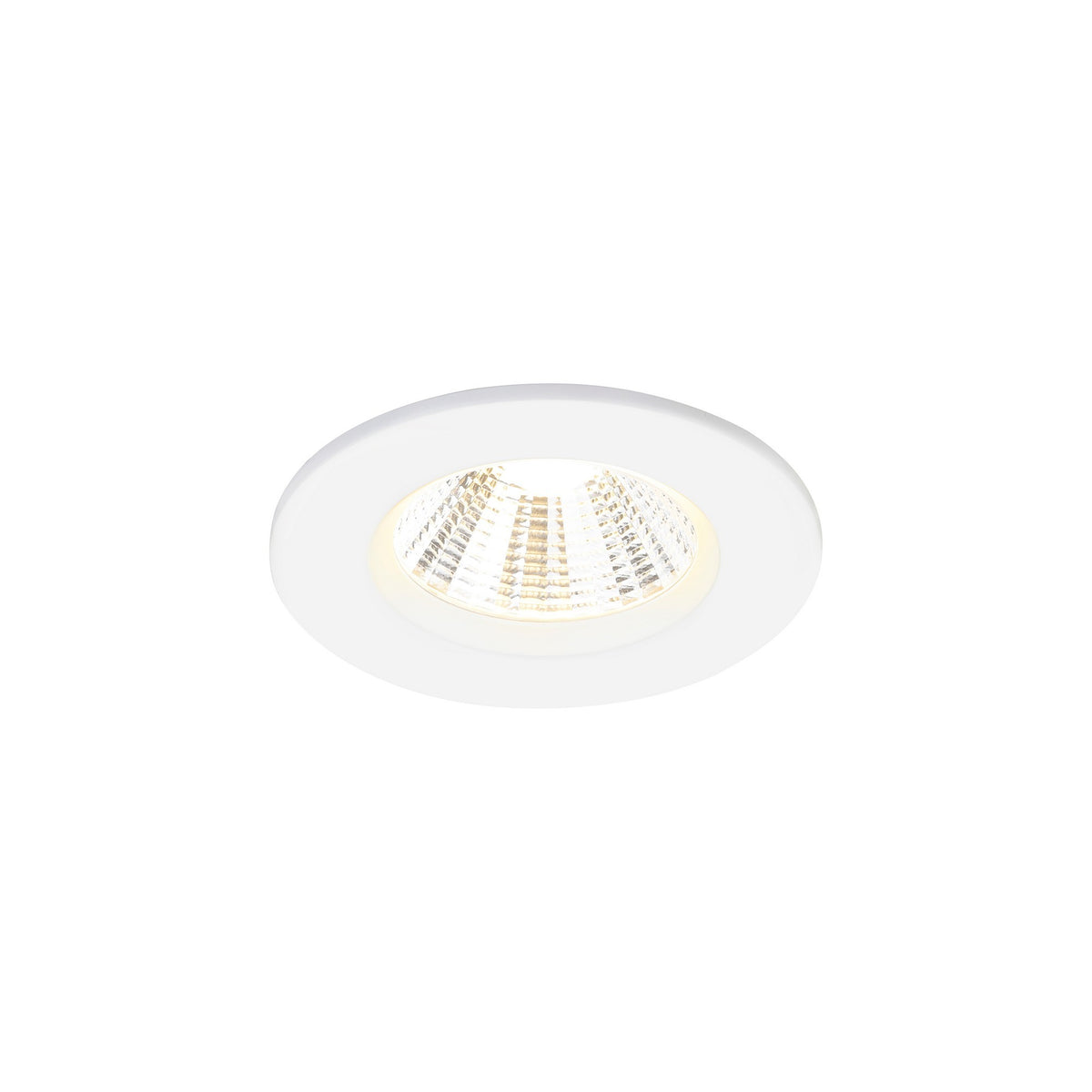 Vue rapprochée d'un spot encastré blanc incliné, lentille striée et ampoule LED allumée.