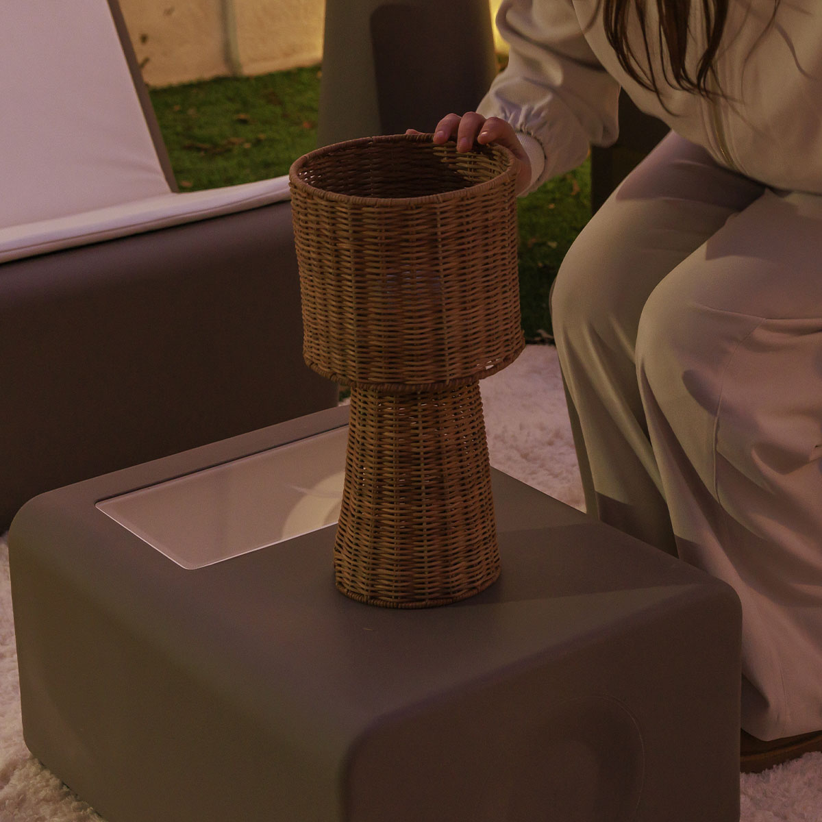 Vue de dessus dévoilant l'ouverture cylindrique et une main sur le bord