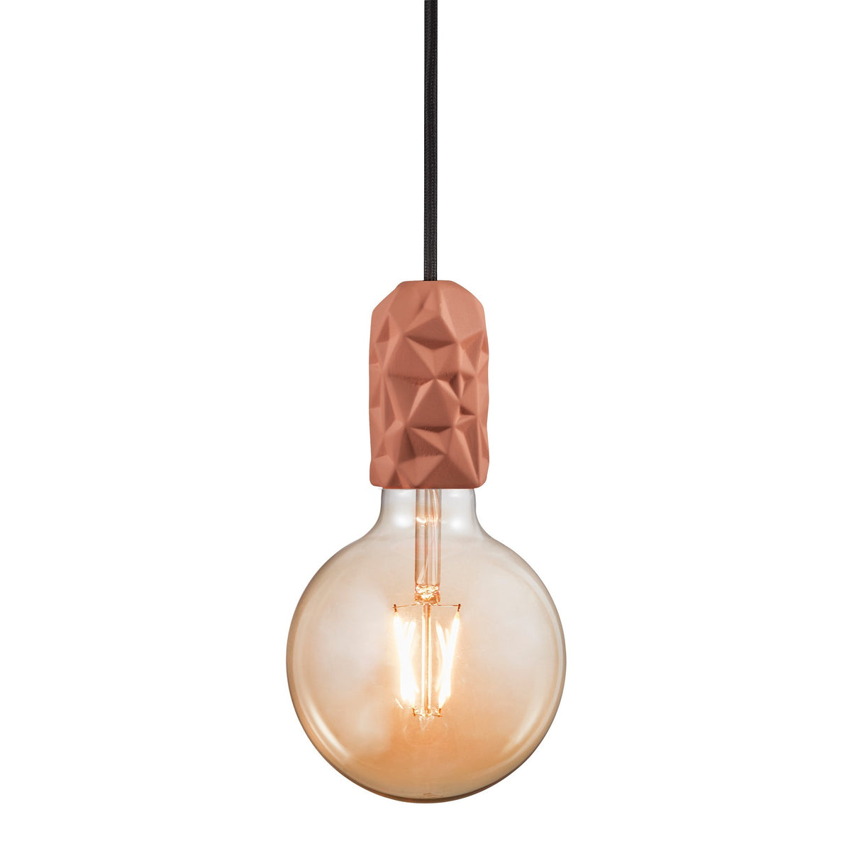 Suspension terracotta vue de face avec douille céramique facettée et ampoule allumée.